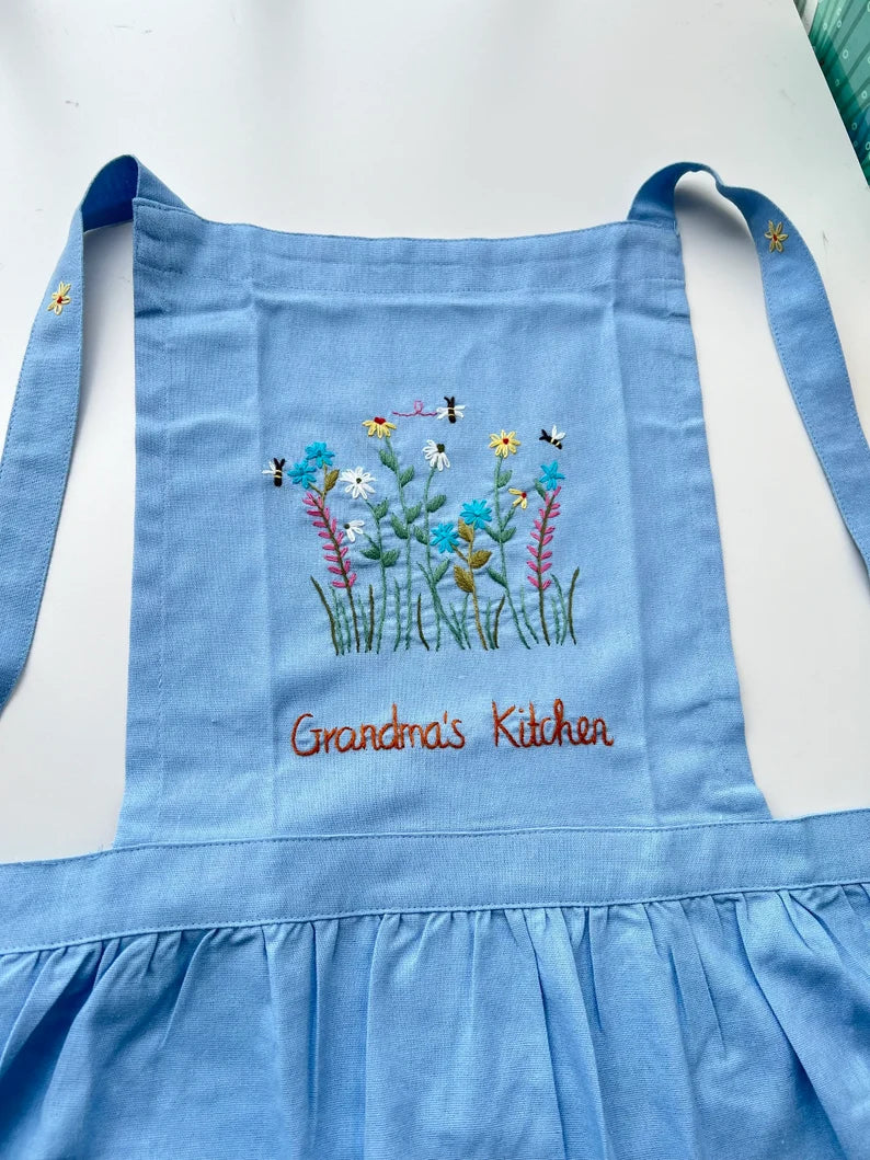 Bee and petals apron - Stitchery Zone