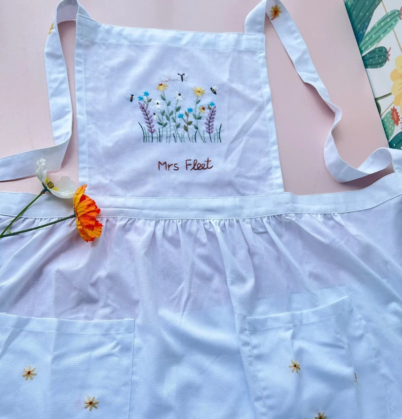 Bee and petals apron - Stitchery Zone