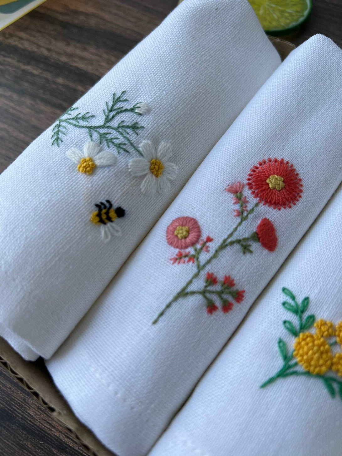 Daisy Embroidered Napkin Set - Stitchery Zone