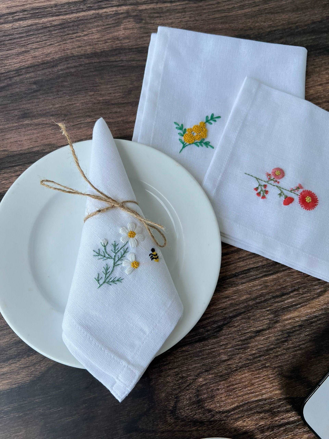 Daisy Embroidered Napkin Set - Stitchery Zone